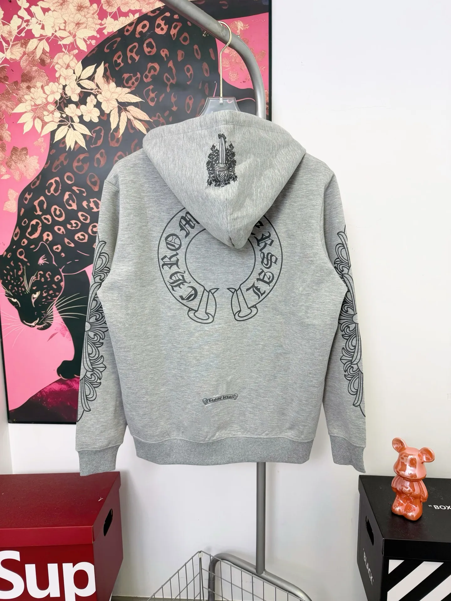 P320 ChromeHearts Miami limited edition horseshoe hooded sweatshirt, the same style as ChromeHearts counters. Made of custom air cotton fabric. Original customization. Details are restored in place. Very textured on the handle. Three-dimensional and atmospheric. Versatile and easy to wear in autumn. Simple and elegant. Adopting os version. The upper body effect is great. Suitable for all body types. Soft and comfortable. CH letter offset printing on the front ➕ Horseshoe Sanskrit offset printing on the back. Small markings on the hem. Machine washable. Does not fade or deform. Complete accessories. Original mold opening. Perfectly restored zp 2:1, same style for men and women, versatile and not picky, size s m l xl color gray